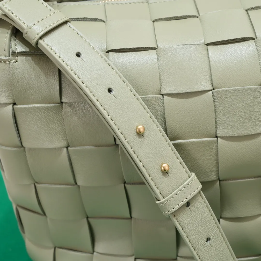 Batch 2600 BottegaVeneta What can be packed in the new bowling bag? Have you got the new bowling bag? Super large capacity ~ The key is low-key, simple and casual style ~ the fashion sense is not reduced at all. It combines BV's classic woven elements and can also be used for computers. The length of the shoulder straps can be adjusted. It is suitable for tall girls to carry. Boys also have a sunny back☀️ Style number: 7466# Size: 28*21*16